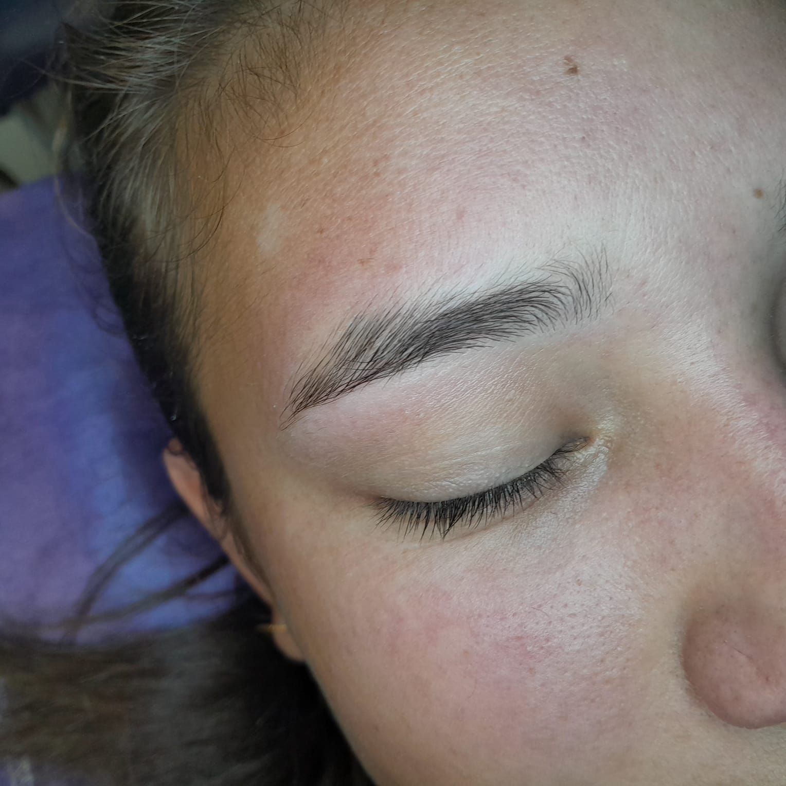 Diseño y perfilado de cejas con hilo - Depilación Resistencia